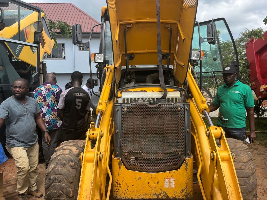 whatsapp image 2025 12 20 at 06.39.07 185a2115